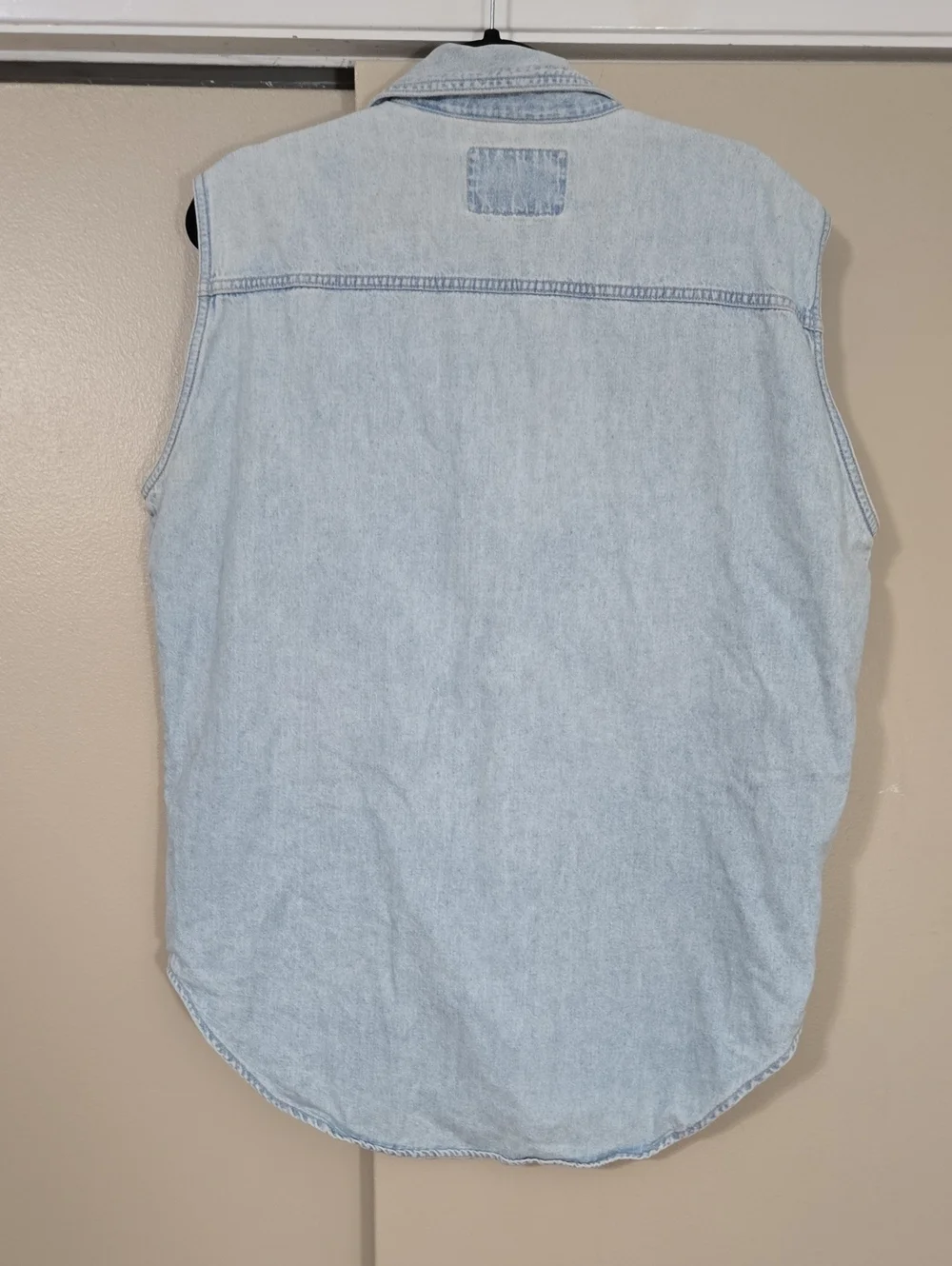 Vintage Men's Levi's Light Blue Denim Sleeveless Button-Up Shirt Size Large